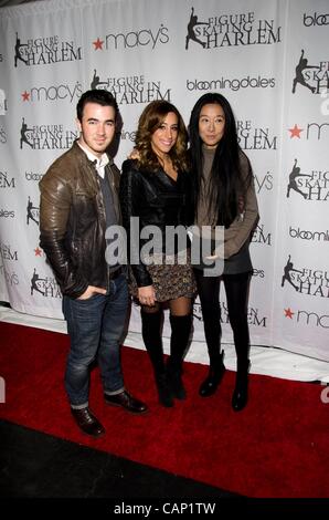 Dani Jonas, Kevin Jonas, Vera Wang im Ankunftsbereich für die 2012-Skating mit den Sternen-Benefiz-Gala für Eiskunstlauf in Harlem, Wollman Rink im Central Park, New York, NY 2. April 2012. Foto von: Eric Reichbaum/Everett Collection Stockfoto