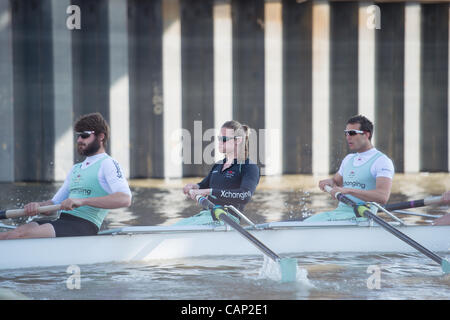 04.03.2012. 158. Xchanging Oxford & Universitäten Cambridge Boat Race.  Cambridge Blau Boot auf die Praxis in der Vorwoche Tideway Ausflug.  Cambridge Blue Crew von rechts nach links: - 4 Alex Ross (NZ), 5 Mike Thorp (GBR), 6 Steve Dudek (USA), Stockfoto