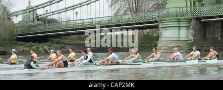 04.03.2012. 158. Xchanging Oxford & Universitäten Cambridge Boat Race.  Cambridge Blue (Forground) und Goldie Boote auf Praxis-Ausflüge in der Vorwoche Tideway. Cambridge Blau Boot (im Vordergrund) Zeilen gegen Cambridge Goldie reservieren Boot.  Cambridge Blue Crew:-1 Bogen: David Nelson (A Stockfoto