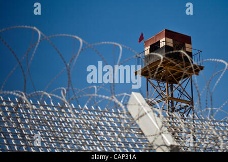 Ägyptischen militärischen Suche Posten auf ägyptischer Seite der Grenze neben neuen Sanduhr Zaun auf israelischer Seite errichtet. Negev, Israel. 3. April 2012. Stockfoto