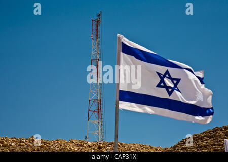 Neue "Sanduhr" Israel-Ägypten-Grenze ist mit technischen Geräten und Kameras auf Masten, Blick über den Zaun installiert verstärkt. Negev, Israel. 3. April 2012. Stockfoto