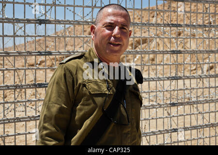 Allgemeine Eran Ophir, Leiter der Stunde Glas Projektverwaltung, Umfragen Fortschritt entlang der neuen Sanduhr Sicherheitszaun. Negev, Israel. 3. April 2012. Stockfoto