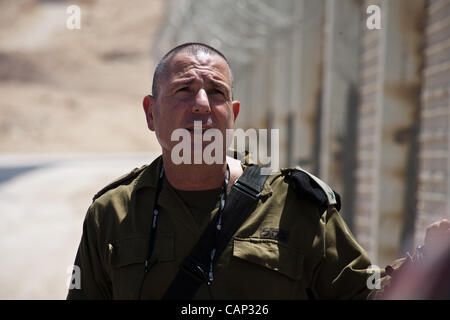 Allgemeine Eran Ophir, Leiter der Stunde Glas Projektverwaltung, Umfragen Fortschritt entlang der neuen Sanduhr Sicherheitszaun. Negev, Israel. 3. April 2012. Stockfoto