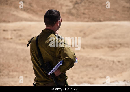 Ein IDF-Offizier starrt in die Wüste in der Nähe der neuen "Sanduhr" Israel und Ägypten. Negev, Israel. 3. April 2012. Stockfoto