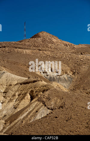 Neue "Sanduhr" Israel-Ägypten-Grenze ist mit technischen Geräten und Kameras auf Masten, Blick über den Zaun installiert verstärkt. Negev, Israel. 3. April 2012. Stockfoto