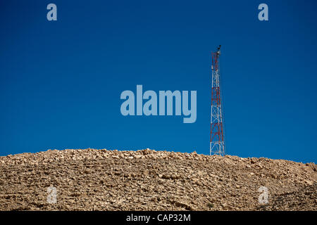 Neue "Sanduhr" Israel-Ägypten-Grenze ist mit technischen Geräten und Kameras auf Masten, Blick über den Zaun installiert verstärkt. Negev, Israel. 3. April 2012. Stockfoto