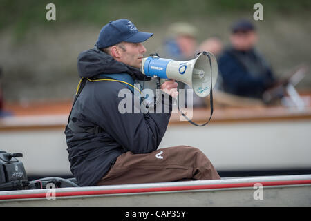 04.03.2012. 158. Xchanging Oxford & Universitäten Cambridge Boat Race.  Praxis in der Vorwoche Tideway Ausflug. Oxford-Trainer Sean Bowden Stockfoto