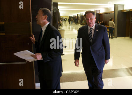 Orange County District Attorney, Tony Rackauckas Eingabe der Orange County Superior Gerichtssaal, wo die Fullerton Polizisten vor Gericht werden. Stockfoto