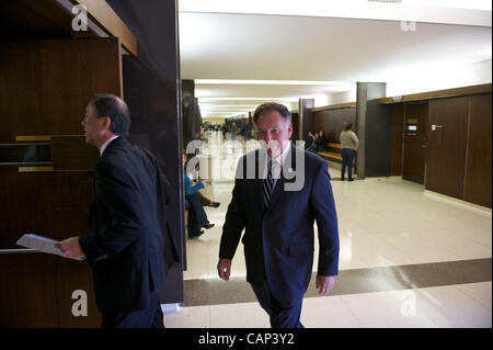 Orange County District Attorney, Tony Rackauckas Eingabe der Orange Superior County Gerichtssaal wo die Fullerton Polizisten vor Gericht sein wird. Stockfoto