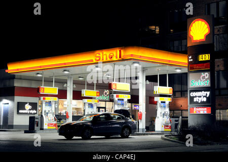 4. April 2012 stieg auf ein neues Rekordhoch von $1,40 pro Liter - Toronto, Kanada - Gaspreis in der Greater Toronto Area. Im Bild, eine Shell-Tankstelle an der Spadina Avenue Anzeigen des neuen Preises in der Innenstadt von Toronto am 02:00 4. April 2012.   (DCP/N8N) Stockfoto