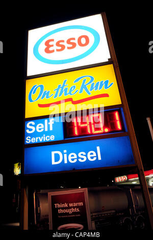 4. April 2012 stieg auf ein neues Rekordhoch von $1,40 pro Liter - Toronto, Kanada - Gaspreis in der Greater Toronto Area. Im Bild eine ESSO-Tankstelle auf dem Lake Shore Boulevard Anzeige des neuen Preises in der Innenstadt von Toronto am 02:00 4. April 2012.   (DCP/N8N) Stockfoto