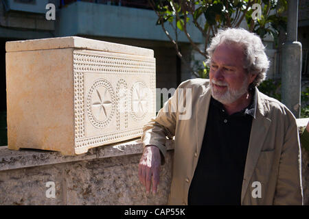 Prof. James D. Tabor erklärt die Ornamentik akribisch reproduzierte Replikate noch begraben Beinhäuser und die Bedeutung des griechischen Schriften in Bezug auf Glauben an die Auferstehung Jesu. Jerusalem, Israel. 4. April 2012. Stockfoto