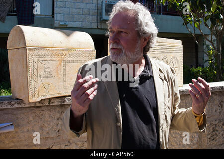 Prof. James D. Tabor erklärt die Ornamentik akribisch reproduzierte Replikate noch begraben Beinhäuser und die Bedeutung des griechischen Schriften in Bezug auf Glauben an die Auferstehung Jesu. Jerusalem, Israel. 4. April 2012. Stockfoto