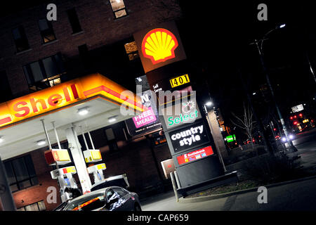 4. April 2012 stieg auf ein neues Rekordhoch von $1,40 pro Liter - Toronto, Kanada - Gaspreis in der Greater Toronto Area. Im Bild, eine Shell-Tankstelle an der Spadina Avenue Anzeigen des neuen Preises in der Innenstadt von Toronto am 02:00 4. April 2012.   (DCP/N8N) Stockfoto