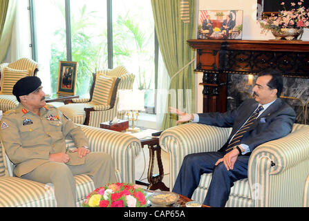 Herr Ministerpräsident, spricht Syed Yousuf Raza Gilani mit Gen.Khalid Shamim Wynne, Vorsitzender der Joint Chiefs Of Staff Committee (JCSC), während der Sitzung im PM House in Islamabad am Mittwoch, 4. April 2012. Stockfoto