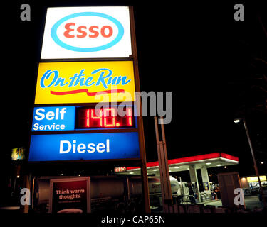 4. April 2012 stieg auf ein neues Rekordhoch von $1,40 pro Liter - Toronto, Kanada - Gaspreis in der Greater Toronto Area. Im Bild eine ESSO-Tankstelle auf dem Lake Shore Boulevard Anzeige des neuen Preises in der Innenstadt von Toronto am 02:00 4. April 2012.   (DCP/N8N) Stockfoto