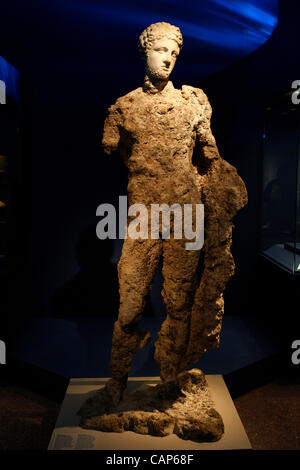 4. April 2012 - Athen, Griechenland - Hermes-Statue. Die '' Antikythera Wrack '' Ausstellung findet statt im nationalen archäologischen Museum in Athen. Alle Antiquitäten erholte sich 1900-1901 und 1976 aus der legendären Schiffsunglück vor der Insel Antikythera, südlich des Peloponnes präsentiert f Stockfoto