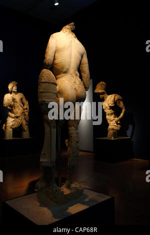 4. April 2012 - Athen, Griechenland - Statue des Apollo. Die '' Antikythera Wrack '' Ausstellung findet statt im nationalen archäologischen Museum in Athen. Alle Antiquitäten erholte sich 1900-1901 und 1976 aus der legendären Schiffsunglück vor der Insel Antikythera, südlich des Peloponnes präsentiert f Stockfoto