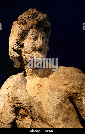 4. April 2012 - Athen, Griechenland - Statue des Achilles. Die '' Antikythera Wrack '' Ausstellung findet statt im nationalen archäologischen Museum in Athen. Alle Antiquitäten, 1900-1901 und 1976 aus der legendären Schiffsunglück vor der Insel Antikythera, südlich des Peloponnes wiederhergestellt werden vorgestellt Stockfoto