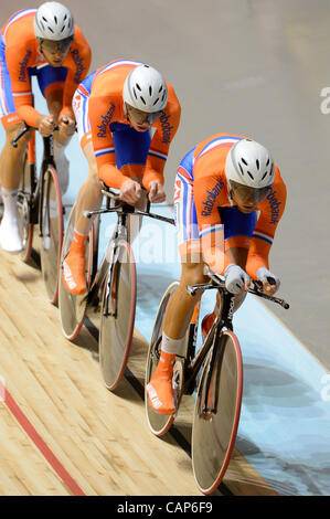 4. April 2012 - Melbourne, Victoria, Australien - team die Holländer Fahrt in der Qualifikation der Mannschaftsverfolgung Veranstaltung am 1. Tag des 2012 UCI Track Cycling World Championships in Hisense Arena in Melbourne, Australien. (Bild Kredit: Sydney Low/ZUMAPRESS.com ©) Stockfoto