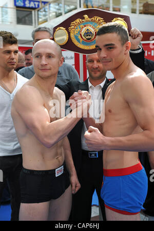 Boxer Lukas Konecny (CZE, links) und Salim Larbi (FRA) stellen bei der offiziellen Gewicht vor Interim WBO Licht Titel im Mittelgewicht Meisterschaft in Brünn Modrice, Tschechische Republik am 4. April 2012. Konecny Coach Dirk Dzemski weit steht links. (CTK Foto/Igor Sefr) Stockfoto