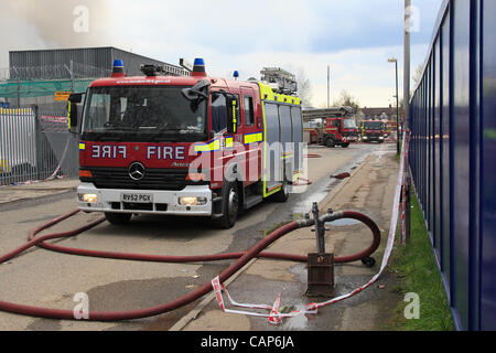 London, UK. 4. April 2012. Rund 50 Feuerwehrleute und 10 Feuerwehrfahrzeuge wurden zu einem Brand in einem freien DIY Lager in Chingford, East London, kurz nach 15:00 heute genannt. Stockfoto