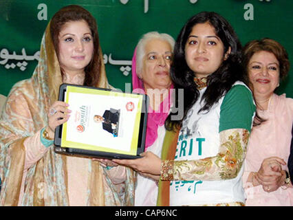 Moslemischer Liga-N Führer verschenkt Miriam Nawaz Laptop an ein Student während Laptops Verteilung Zeremonie am Allama Iqbal Medical College in Lahore am Mittwoch, 4. April 2012. Stockfoto