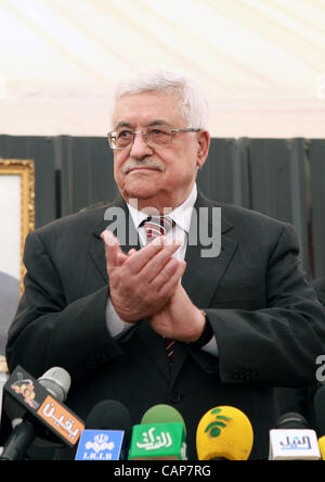 8. Dezember 2007 - Kairo, Ägypten - Palästinenserpräsident Mahmoud Abbas (Abu Mazen), legt Grundstein für den Bau des neuen Hauptsitzes der Botschaft des Staates Palästina in Ägyptens Hauptstadt Kairo, am 2. April 2012. Foto von Thaer Ganaim (Kredit-Bild: © Thaer Ganaim Apaimages / Stockfoto