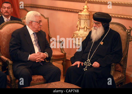 8. Dezember 2007 - Kairo, Ägypten - Palästinenserpräsident Mahmoud Abbas (Abu Mazen), bietet Beileid Tod Papst Shenouda, Papst von Alexandria und Patriarch von San Marco, in Ägyptens Hauptstadt Kairo, am 2. April 2012. Foto von Thaer Ganaim (Kredit-Bild: © Thaer Ganaim Apaimages/APA Bilder/ZUMAPRE Stockfoto