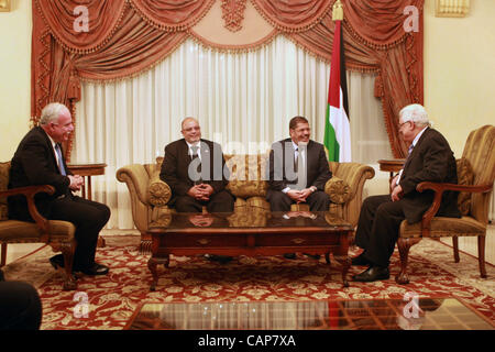 8. Dezember 2007 - Kairo, Ägypten - Palästinenserpräsident Mahmoud Abbas (Abu Mazen), mit dem Führer der Freiheit und des Rechts in Ägypten Mohamed Mursi in Ägyptens Hauptstadt Kairo, am 2. April 2012 trifft. Foto von Thaer Ganaim (Kredit-Bild: © Thaer Ganaim Apaimages/APA Images/ZUMAPRESS.com) Stockfoto