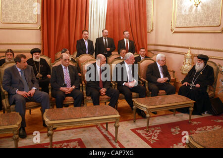 8. Dezember 2007 - Kairo, Ägypten - Palästinenserpräsident Mahmoud Abbas (Abu Mazen), bietet Beileid Tod Papst Shenouda, Papst von Alexandria und Patriarch von San Marco, in Ägyptens Hauptstadt Kairo, am 2. April 2012. Foto von Thaer Ganaim (Kredit-Bild: © Thaer Ganaim Apaimages/APA Bilder/ZUMAPRE Stockfoto