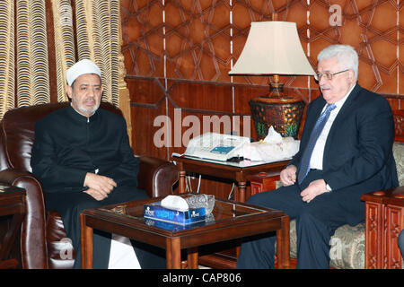 Treffen Sie 9. Dezember 2007 - Kairo, Ägypten - der palästinensische Präsident Mahmoud Abbas, mit Scheich Al-Azhar, Ahmed al-Tayeb, in Ägyptens Hauptstadt Kairo, 3. April 2012.  Foto von Thaer Ganaim (Kredit-Bild: © Thaer Ganaim Apaimages/APA Images/ZUMAPRESS.com) Stockfoto