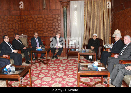 Treffen Sie 9. Dezember 2007 - Kairo, Ägypten - der palästinensische Präsident Mahmoud Abbas, mit Scheich Al-Azhar, Ahmed al-Tayeb, in Ägyptens Hauptstadt Kairo, 3. April 2012.  Foto von Thaer Ganaim (Kredit-Bild: © Thaer Ganaim Apaimages/APA Images/ZUMAPRESS.com) Stockfoto