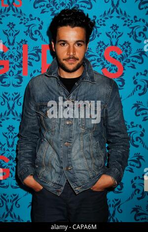 Christopher Abbott im Ankunftsbereich für Mädchen Premiere Serie auf HBO, School of Visual Arts (SVA) Theater, New York, NY 4. April 2012. Foto von: F. Burton Patrick/Everett Collection Stockfoto