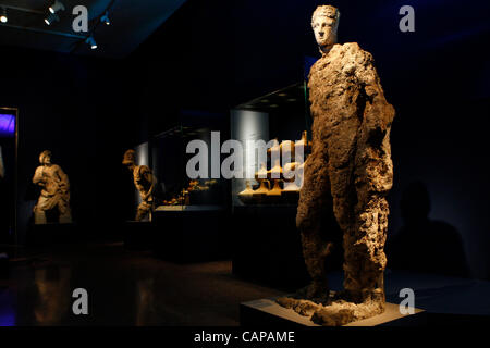 04.04.2012 Athen Griechenland. Hermes-Statue. Die "Antikythera Wrack" Ausstellung findet statt im nationalen archäologischen Museum in Athen. Für das erste t werden alle Antiquitäten erholte sich 1900-1901 und 1976 aus der legendären Schiffsunglück vor der Insel Antikythera, südlich des Peloponnes präsentiert. Stockfoto