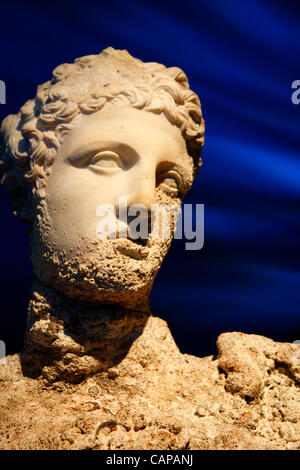 04.04.2012 Athen Griechenland. Hermes-Statue. Die "Antikythera Wrack" Ausstellung findet statt im nationalen archäologischen Museum in Athen. Für das erste t werden alle Antiquitäten erholte sich 1900-1901 und 1976 aus der legendären Schiffsunglück vor der Insel Antikythera, südlich des Peloponnes präsentiert. Stockfoto