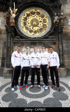 Tschechischer Tennisspieler (von links nach rechts) Tomas Berdych, Radek Stepanek, Kapitän Jaroslav Navratil, Lukas Rosol und Frantisek Cermak posieren vor der astronomischen Uhr am Altstädter Rathaus nach der Pressekonferenz und Zeichnung der Tschechischen Republik vs. Serbien Davis Cup Viertelfinale, Donnerstag, April Stockfoto