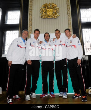 Tschechische Tennis Spieler (von links nach rechts) Kapitän Jaroslav Navratil, Frantisek Cermak, Lukas Rosol, Tomas Berdych und Radek Stepanek nach der Pressekonferenz und Zeichnung des Tschechischen Republik vs. Serbien Davis Cup Viertelfinale, Donnerstag, 5. April 2012, in Prag darstellen. Tschechische Republik-Serbien Davis-Cup Stockfoto