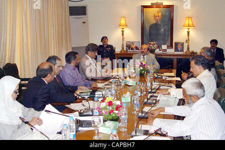 Sindh Hauptminister, Syed Qaim Ali Shah leitet Versammlung in Bezug auf Leistung des provinziellen Gesundheitsamt im CM-Haus in Karatschi am Donnerstag, 5. April 2012 statt. Stockfoto