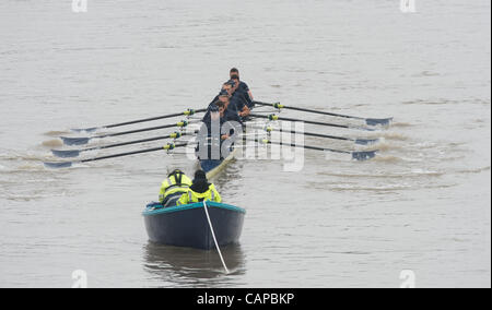 04.05.2012. 158. Xchanging Oxford & Universitäten Cambridge Boat Race.  Praxis in der Vorwoche Tideway Ausflug.  Oxford Blue Crew üben ihren Anfang. Oxford Blue Crew:-Bogen: Dr. Alexander Wald (GBR), 2: William Zeng (USA), 3: Kevin Baum (USA), 4: Dr. Hanno Wienhausen (GER), 5: Kar Stockfoto