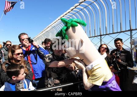 5. April 2012 - Manhattan, New York, USA - PHINEAS und FERB besuchen Sie das Empire State Building 86. Stock Observatory wie sie fördern '' Phineas und Ferb: der beste LIVE-Tour überhaupt!'' öffnen heute Abend im Madison Square Garden. (Bild Kredit: Bryan Smith/ZUMAPRESS.com ©) Stockfoto