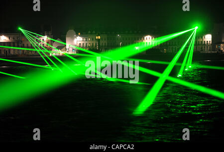 UK, eine riesige Olympischen Laser-Licht-Show startete in den frühen Morgenstunden bei Weymouth, Dorset. Was das Vereinigte Königreich werden die ersten ständigen, unbemannte und wahrscheinlich die größte Laser Licht Kunstinstallation im Land.  High-Tech Laser-Display wird die Kulturolympiade gehören, die Alongs ausgeführt wird Stockfoto