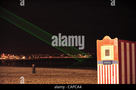 UK, eine riesige Olympischen Laser-Licht-Show startete in den frühen Morgenstunden bei Weymouth, Dorset. Was das Vereinigte Königreich werden die ersten ständigen, unbemannte und wahrscheinlich die größte Laser Licht Kunstinstallation im Land.  High-Tech Laser-Display wird die Kulturolympiade gehören, die Alongs ausgeführt wird Stockfoto