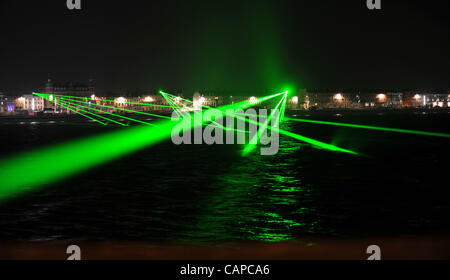 UK, eine riesige Olympischen Laser-Licht-Show startete in den frühen Morgenstunden bei Weymouth, Dorset. Was das Vereinigte Königreich werden die ersten ständigen, unbemannte und wahrscheinlich die größte Laser Licht Kunstinstallation im Land.  High-Tech Laser-Display wird die Kulturolympiade gehören, die Alongs ausgeführt wird Stockfoto