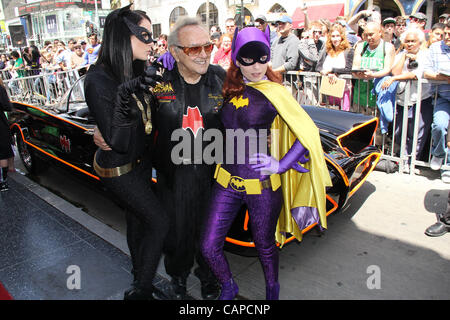 4. April 2012 - Hollywood, Kalifornien, US - I15500CHW. Kapow! Adam West feiert 50 Jahre In der Biz mit Stern auf dem Hollywood Walk Of Fame.The Guinness World Of Records Museum, Hollywood, CA.04/05/2012.GEORGE BARRIS posiert mit CATWOMEN. 2012 (Kredit-Bild: © Clinton Wallace/Globe Fotos/ZUM Stockfoto