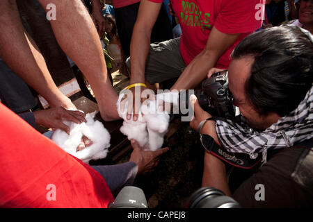 Cebu City, Philippinen, Karfreitag, 6. April 2012: Gilbert Bargayo, wird für die 17. Karfreitag ans Kreuz genagelt. Stockfoto