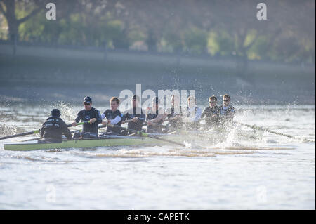 Themse, London, UK. 04.06.2012. Die Oxford Blue Crew auf eine Praxis Ausflug während der Freitag vor dem Tag des Rennens. Morgen wird der 158. Xchanging Oxford & Cambridge Universitäten Boat Race sein. Stockfoto