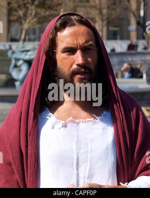 London, UK. 05.06.12. Der Schauspieler spielt Jesus Christus in dem Stück The Passion of Jesus vor seinem Auftritt am Trafalgar Square am Karfreitag. Stockfoto