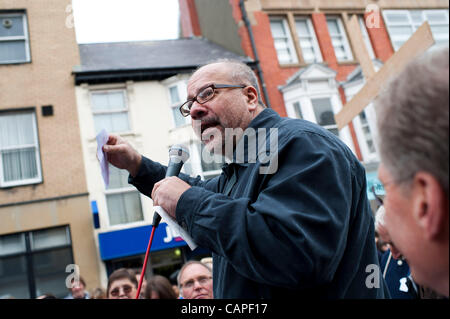 Ostern 2012: Eine Gruppe Christen sammeln für einen guten Freitag öffnen Luft Gebetstreffen und Gottesdienst auf der Straße in Aberystwyth Wales UK, Freitag, 6. April 2012 Stockfoto