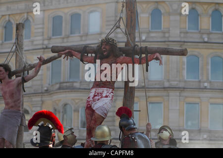 London, UK, Freitag, 6. April 2012. Die Wintershall-Besetzung "Die Passion Jesu" bei Trafalgar Square in London am Karfreitag Stockfoto